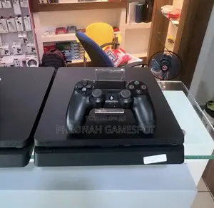 Playstation 4, 2 Pads, 15 Fun Games Installed, Easy to Enjoy.