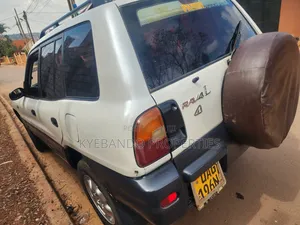 Toyota RAV4 Base 4x4 1997 White