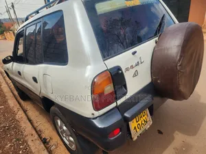 Toyota RAV4 Base 4x4 1997 White
