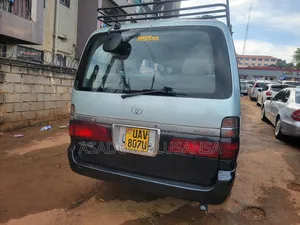 Toyota HiAce 2000 Silver