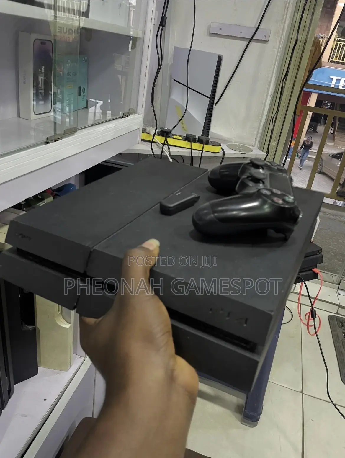 Playstation 4, 2 Pads, 17 Games Installed, Strong Gaming Setup.