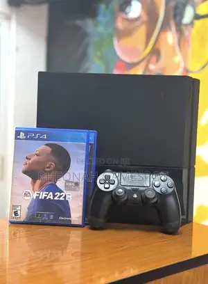 Playstation 4, 2 Pads and 11 Games, Quick Startup and Stable.