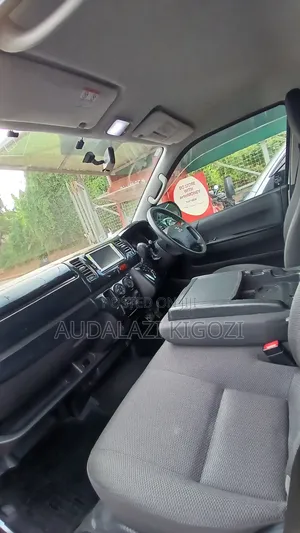 Toyota HiAce 2011 Silver