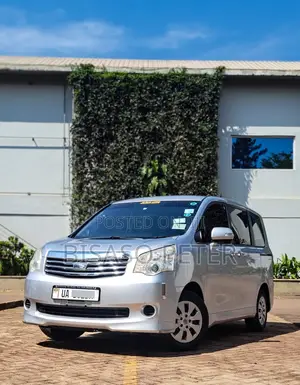 Toyota Noah 2.0 143hp AWD (7 Seater) 2011 Silver