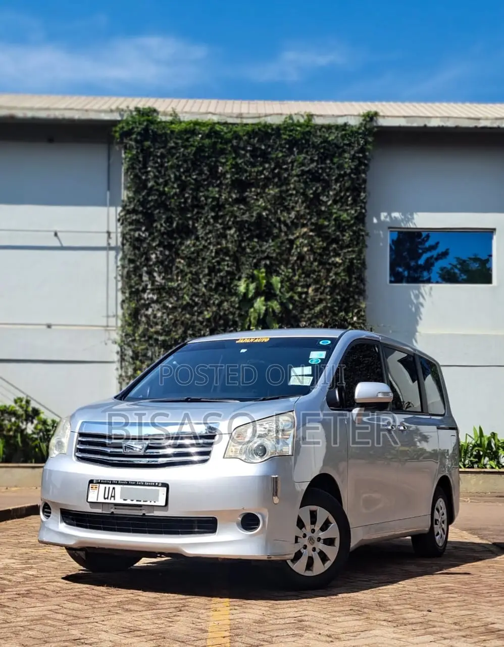 Toyota Noah 2.0 143hp AWD (7 Seater) 2011 Silver