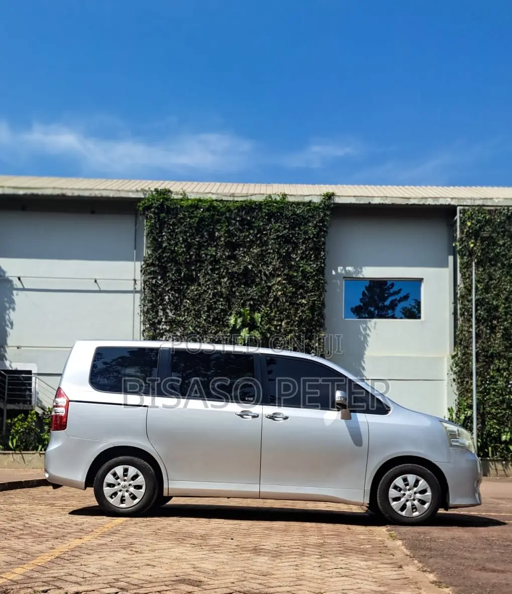 Toyota Noah 2.0 143hp AWD (7 Seater) 2011 Silver
