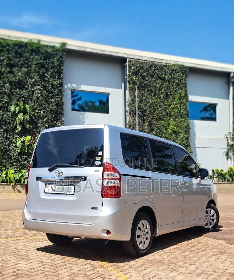 Toyota Noah 2.0 143hp AWD (7 Seater) 2011 Silver