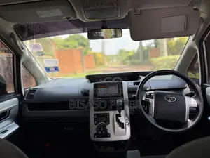 Toyota Noah 2.0 143hp AWD (7 Seater) 2011 Silver