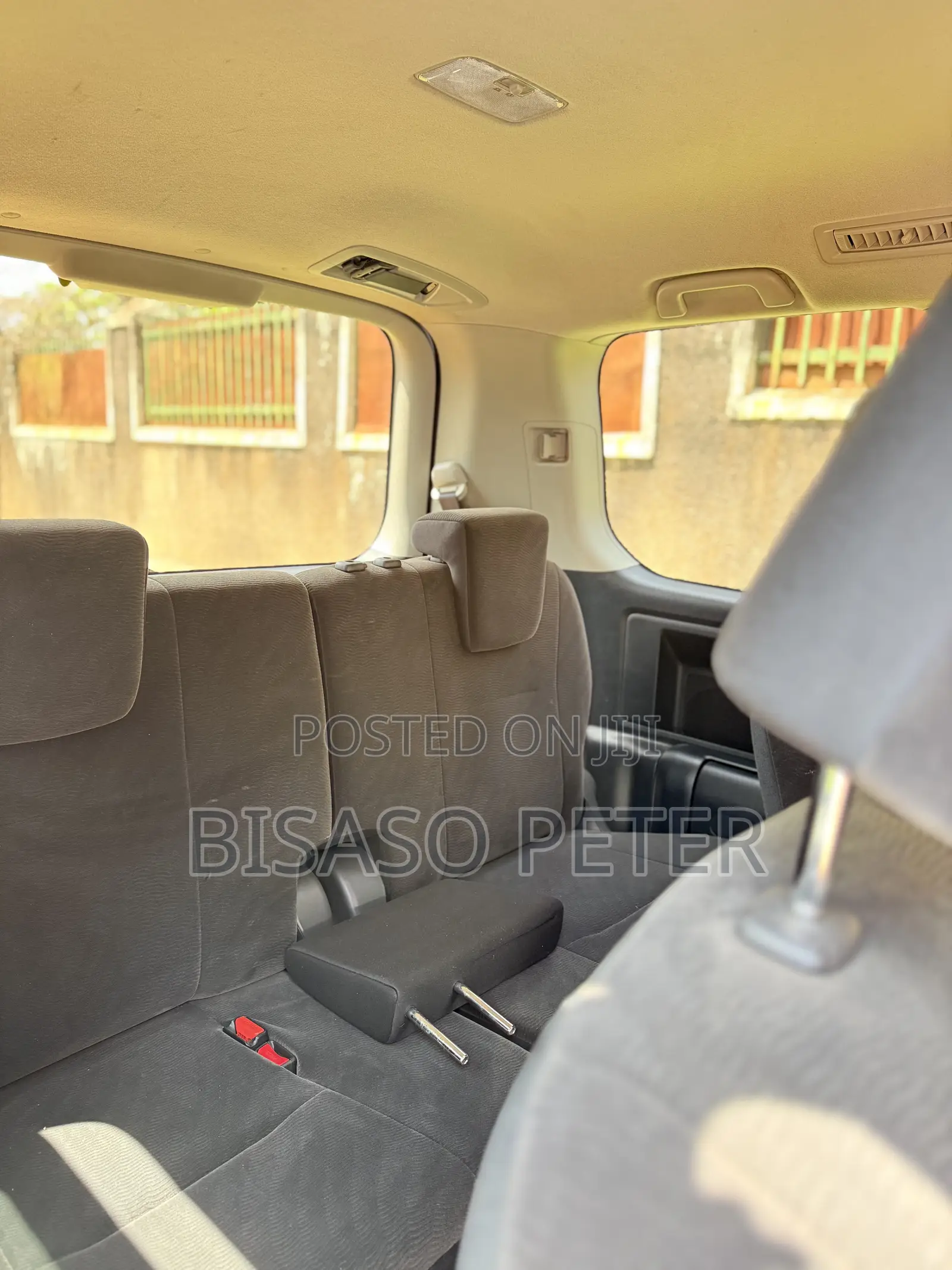 Toyota Noah 2.0 143hp AWD (7 Seater) 2011 Silver