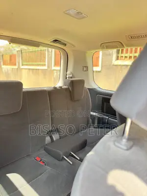 Toyota Noah 2.0 143hp AWD (7 Seater) 2011 Silver