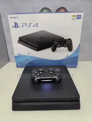 Playstation 4, 2 Pads and 14 Games Installed, Smooth and Stable.