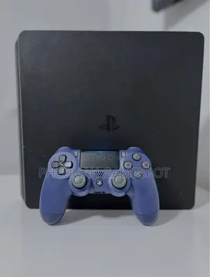 Playstation 4, 2 Pads and 11 Games, Excellent Clean Condition.