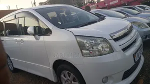 Toyota Noah 2.0 143hp FWD (8 Seater) 2012 White
