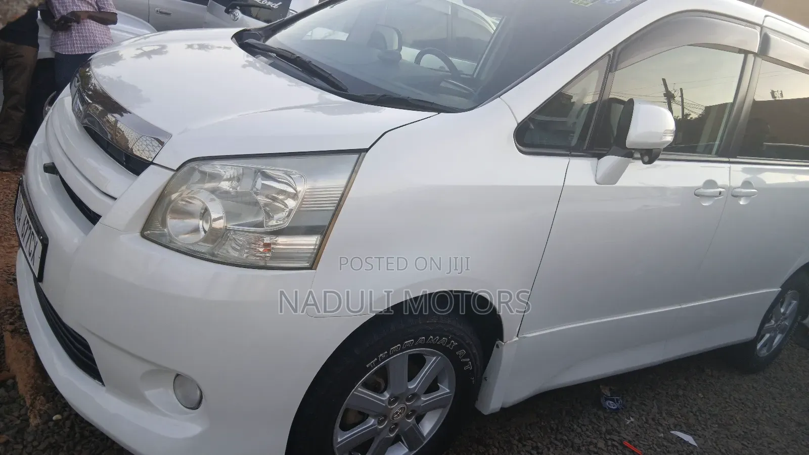 Toyota Noah 2.0 143hp FWD (8 Seater) 2012 White
