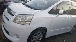 Toyota Noah 2.0 143hp FWD (8 Seater) 2012 White