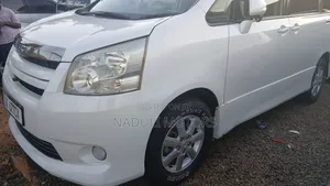 Toyota Noah 2.0 143hp FWD (8 Seater) 2012 White