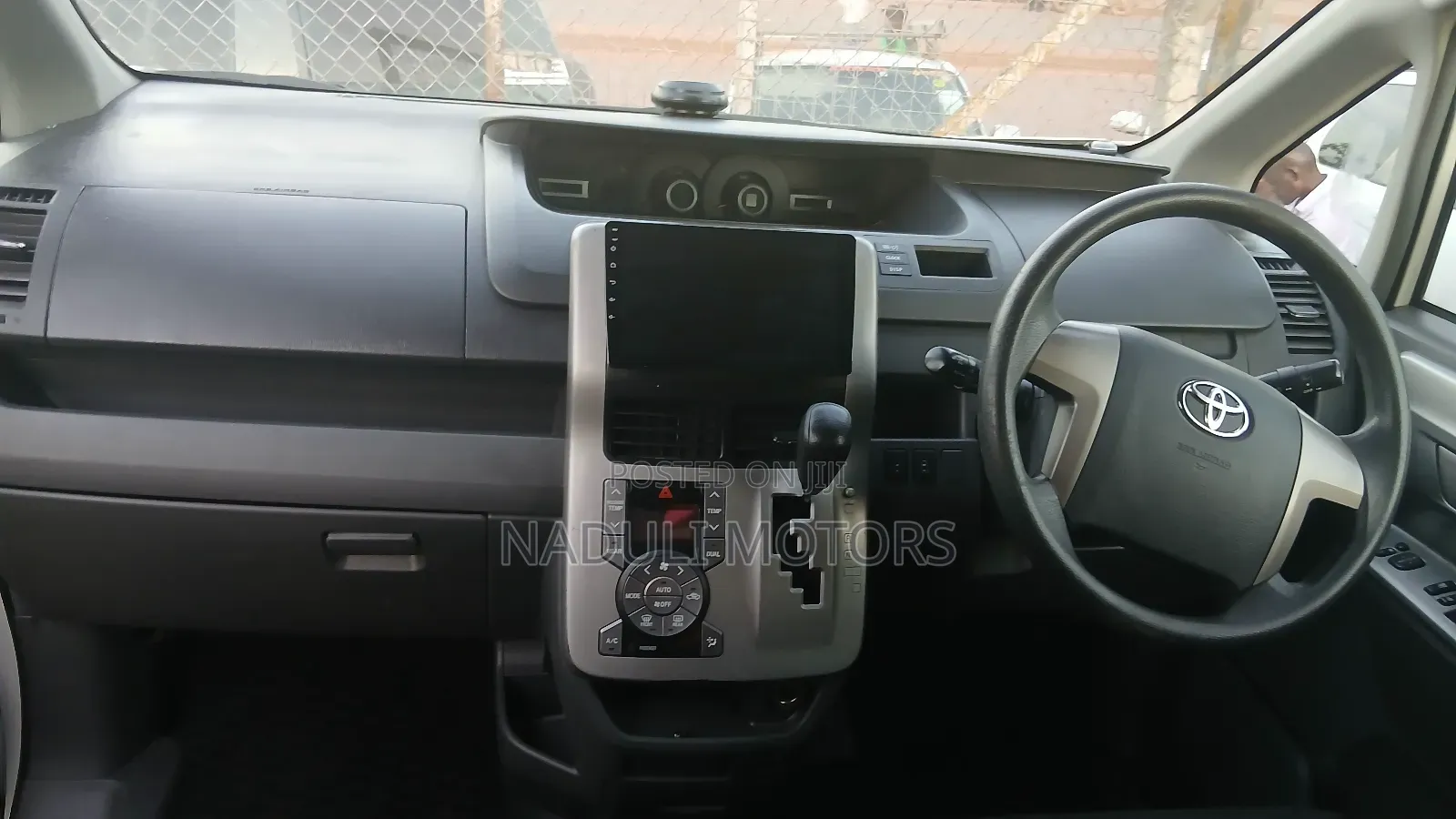 Toyota Noah 2.0 143hp FWD (8 Seater) 2012 White