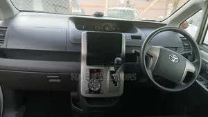Toyota Noah 2.0 143hp FWD (8 Seater) 2012 White