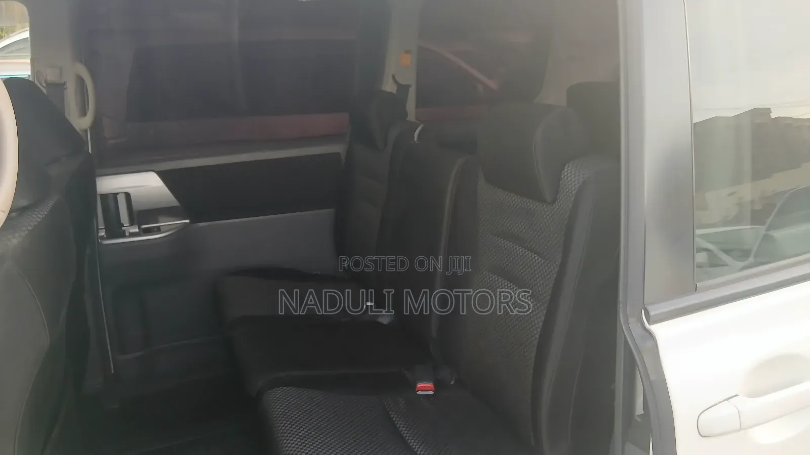 Toyota Noah 2.0 143hp FWD (8 Seater) 2012 White