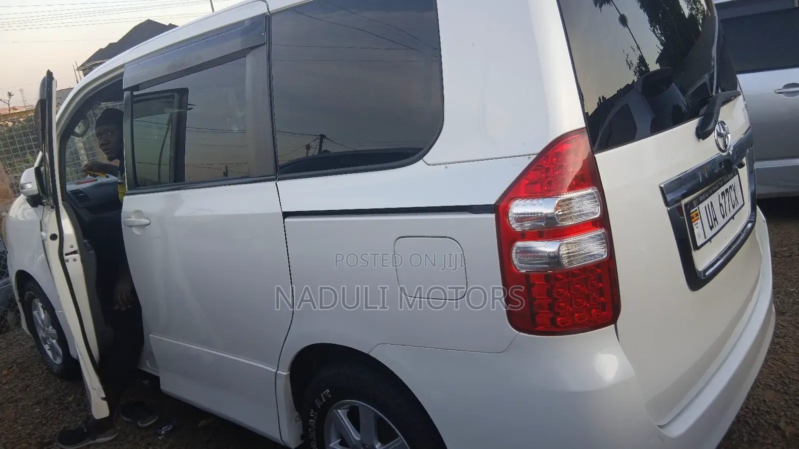 Toyota Noah 2.0 143hp FWD (8 Seater) 2012 White