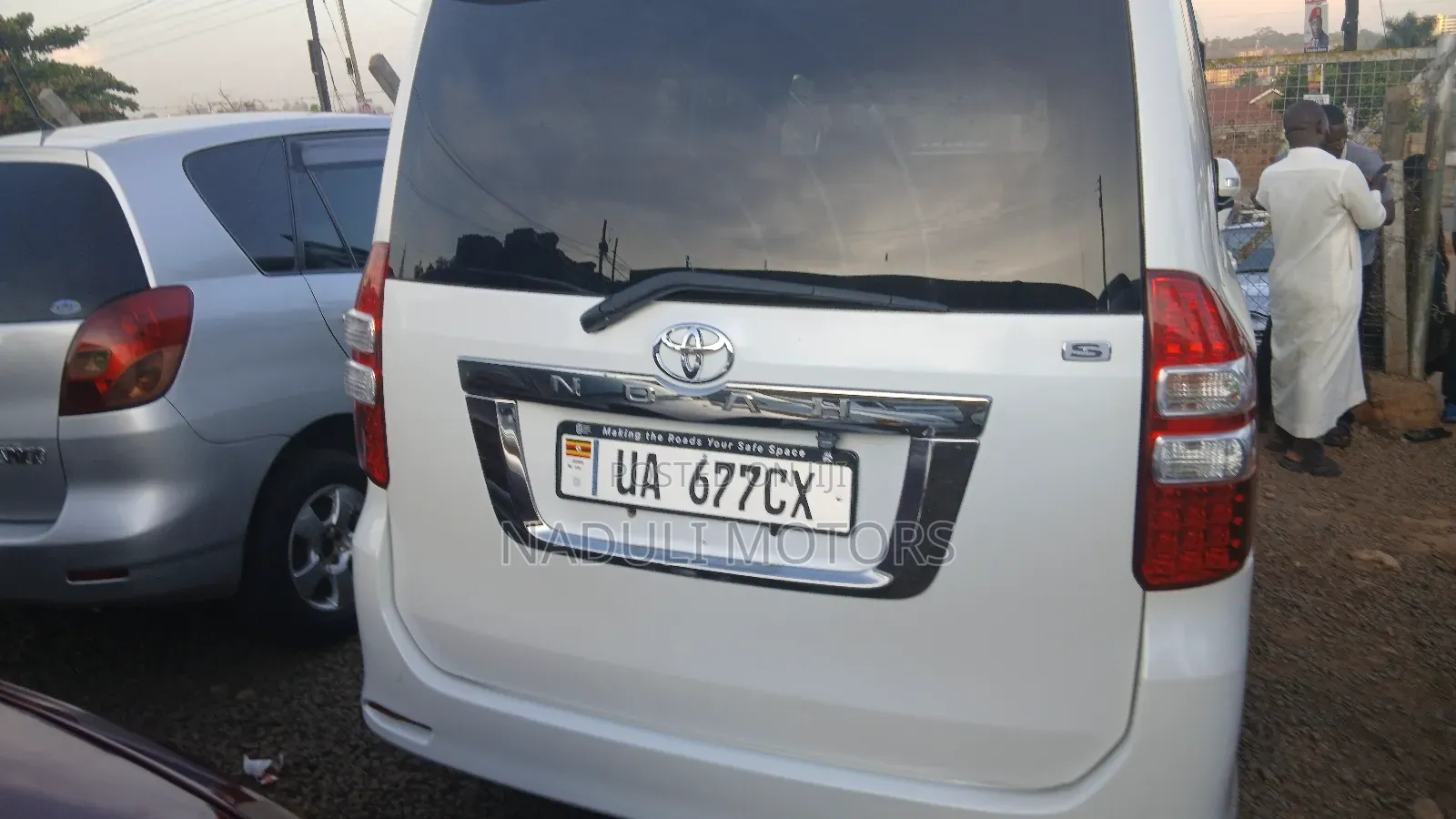 Toyota Noah 2.0 143hp FWD (8 Seater) 2012 White