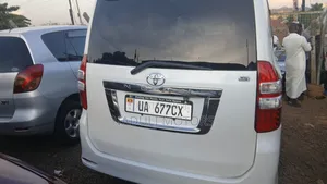 Toyota Noah 2.0 143hp FWD (8 Seater) 2012 White