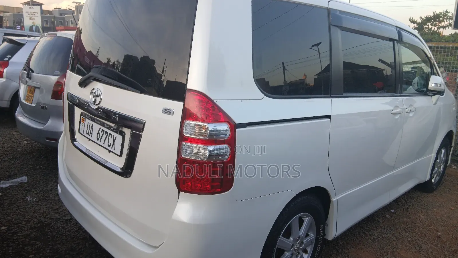 Toyota Noah 2.0 143hp FWD (8 Seater) 2012 White