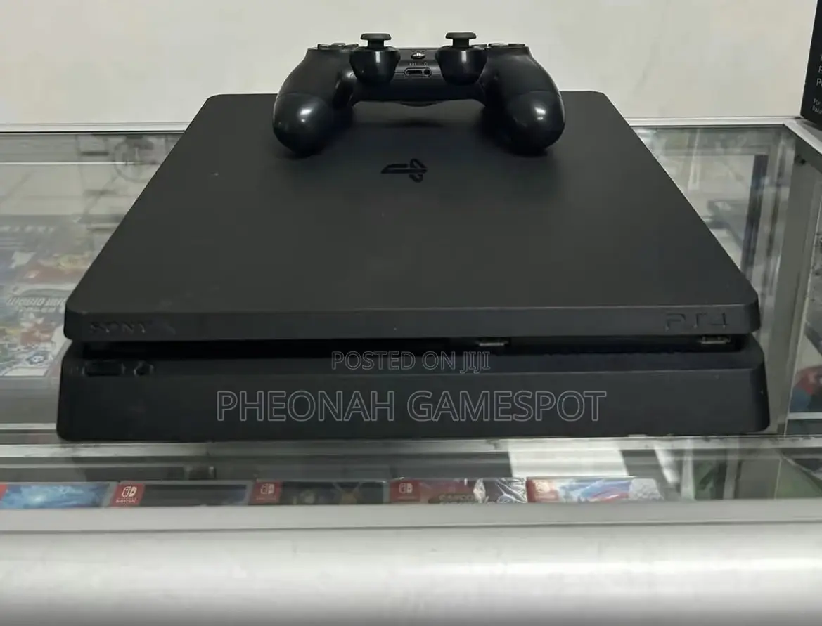 Ps4 Console, 2 Controllers and 17 Games, Fast Clean Running.
