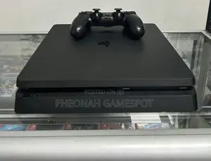 Ps4 Console, 2 Controllers and 17 Games, Fast Clean Running.