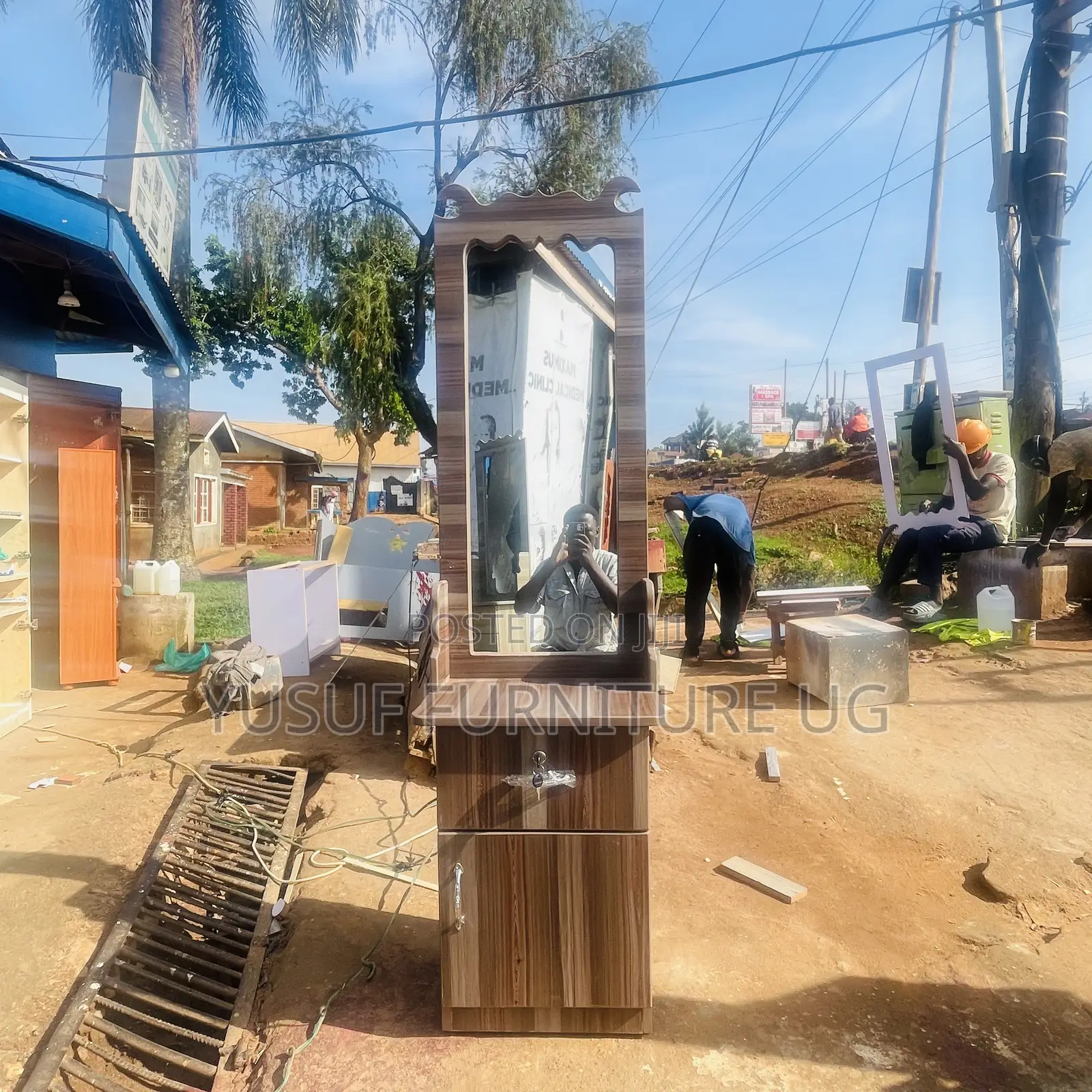 Silver Pain Mirror With Single Door
