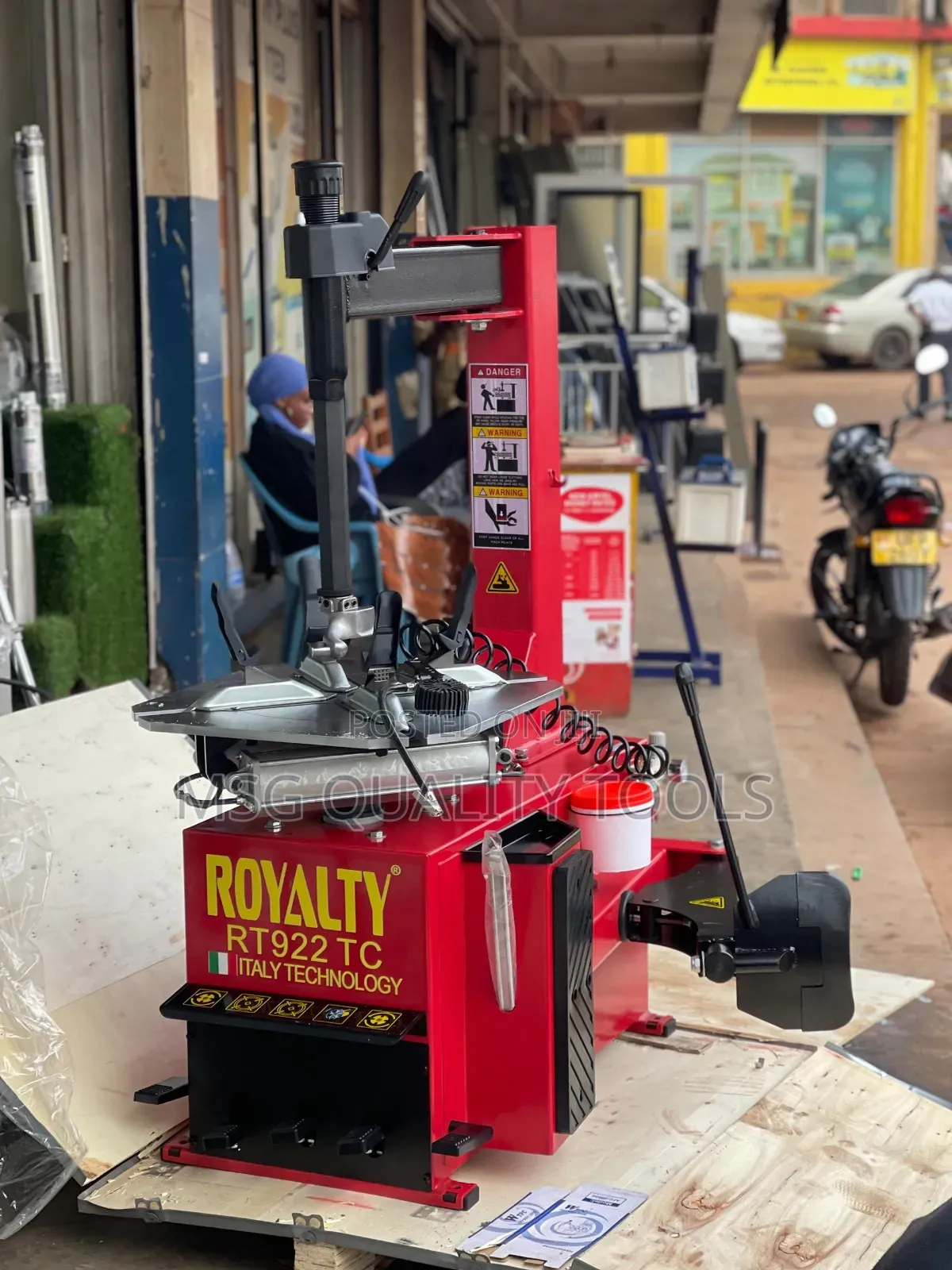 Tyre Changer With Air Connection Head