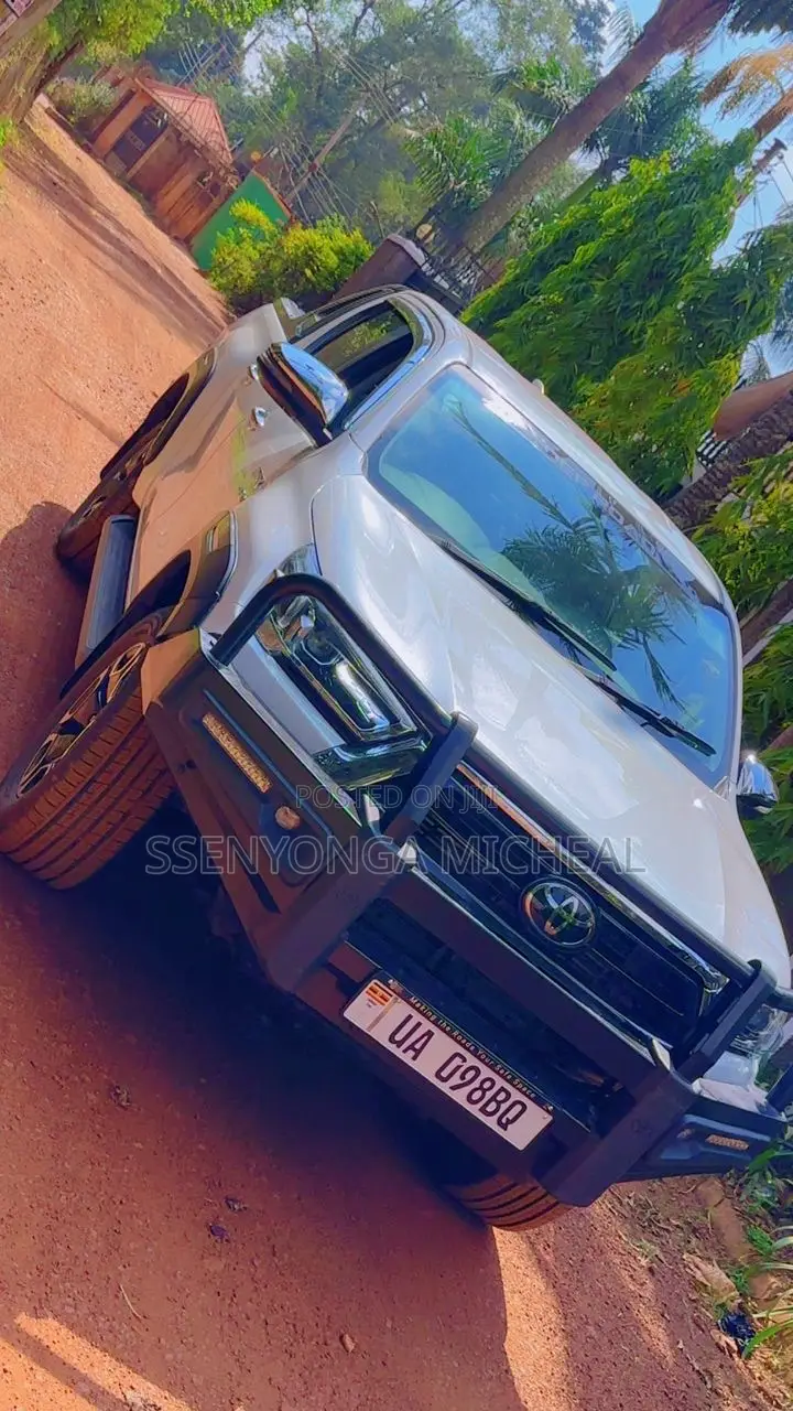 Toyota Hilux 2021 White