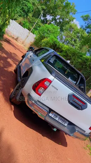 Toyota Hilux 2021 White