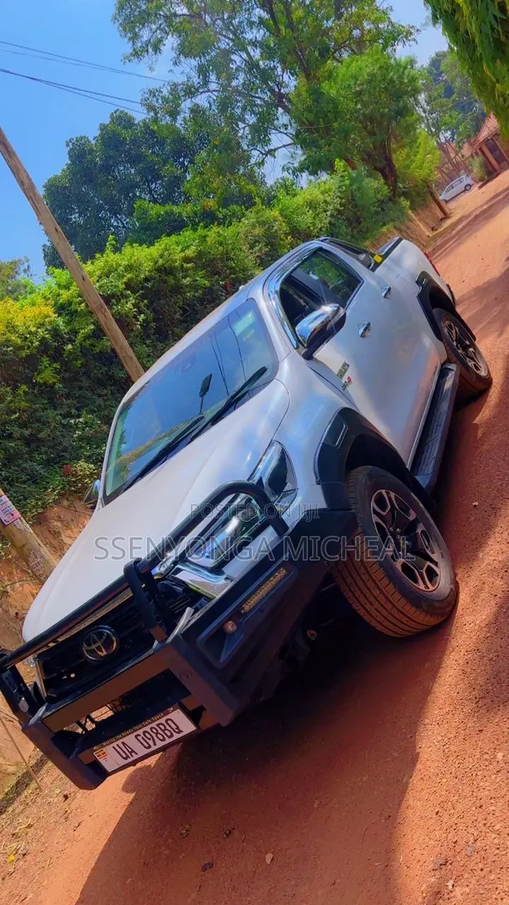 Toyota Hilux 2021 White