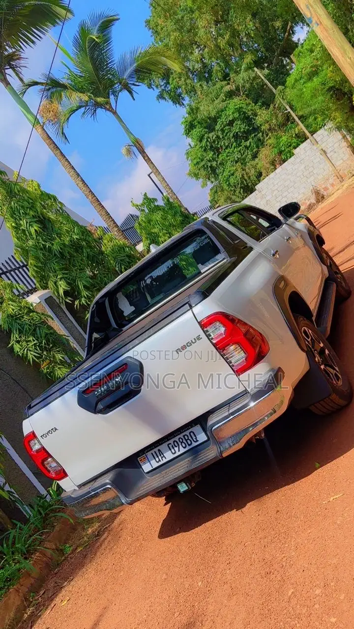 Toyota Hilux 2021 White