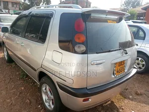 Toyota Raum 2000 Ivory