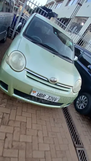 Toyota Sienta 2006 Green