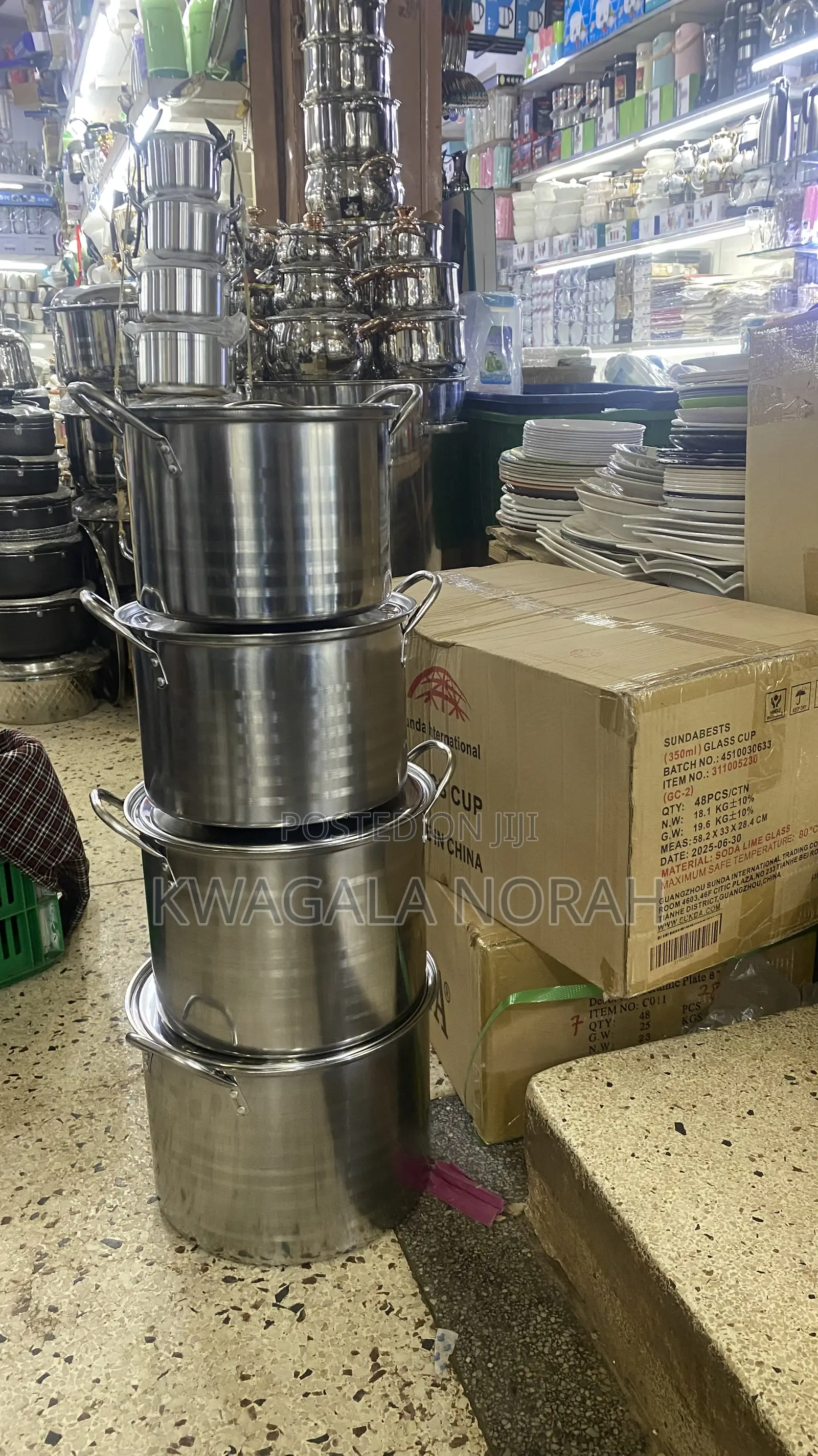 A 4 Set of Stainless Steel Saucepans With Lids Silver