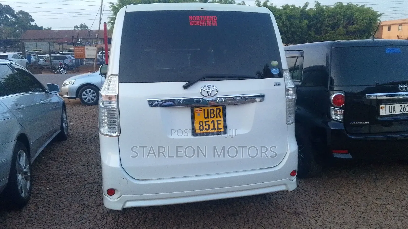 Toyota Noah 2.0 143hp AWD (8 Seater) 2010 White