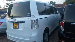 Toyota Noah 2.0 143hp AWD (8 Seater) 2010 White