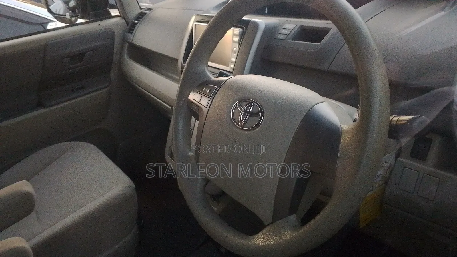 Toyota Noah 2.0 143hp AWD (8 Seater) 2010 White