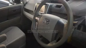 Toyota Noah 2.0 143hp AWD (8 Seater) 2010 White