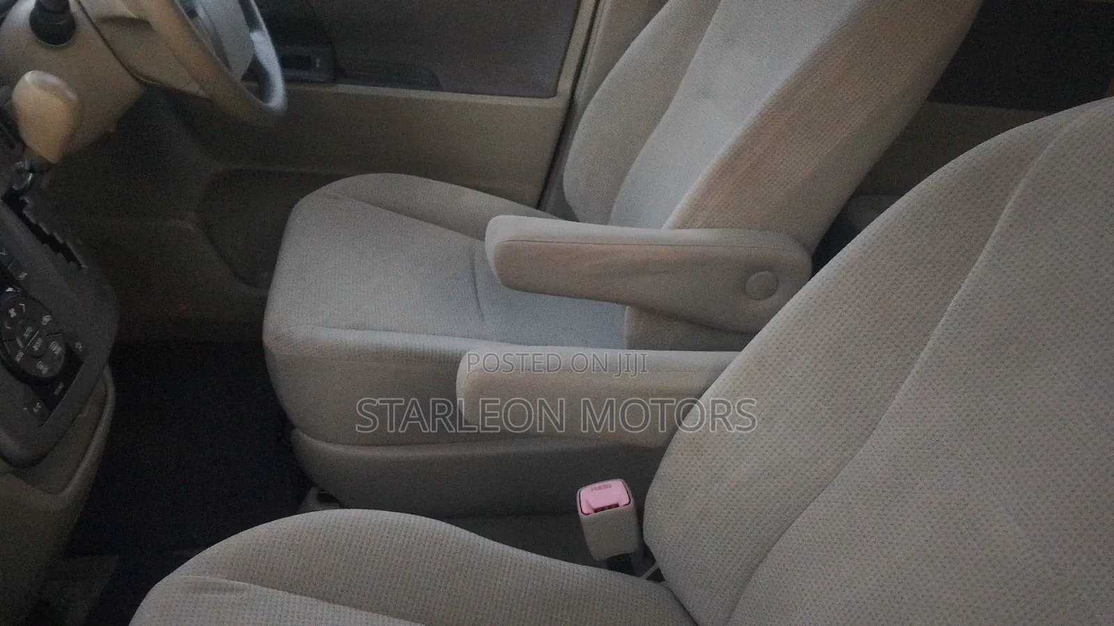 Toyota Noah 2.0 143hp AWD (8 Seater) 2010 White
