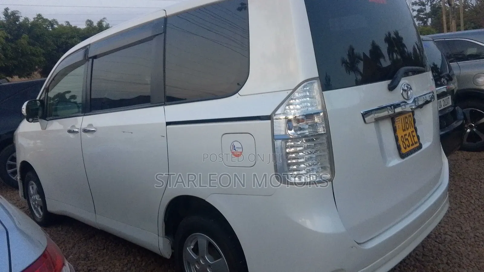 Toyota Noah 2.0 143hp AWD (8 Seater) 2010 White