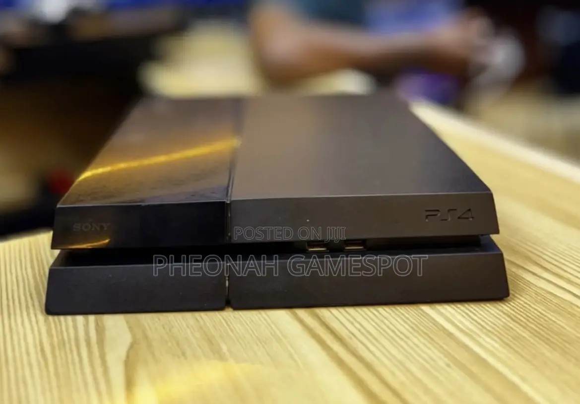 Chipped Playstation 4 Standard With 2 Pads and 10 Games, Plays Great!