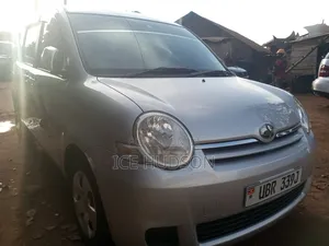 Toyota Sienta 2009 Silver