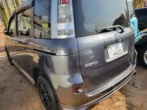 Toyota Sienta 1.5 AWD 2011 Gray