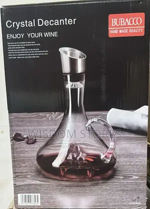 Crystal Wine Decanter With a Built-in Aerator and Pourer