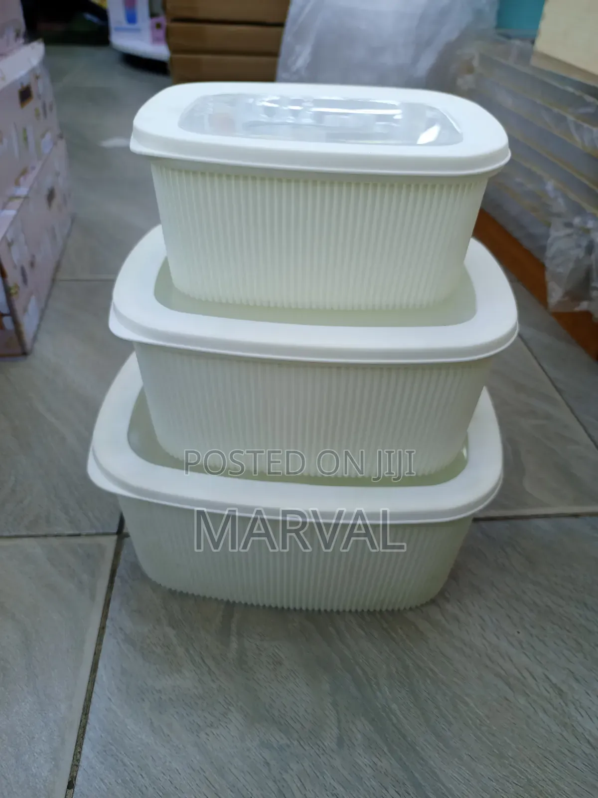 Set of Plastic Food Storage Containers With Lids