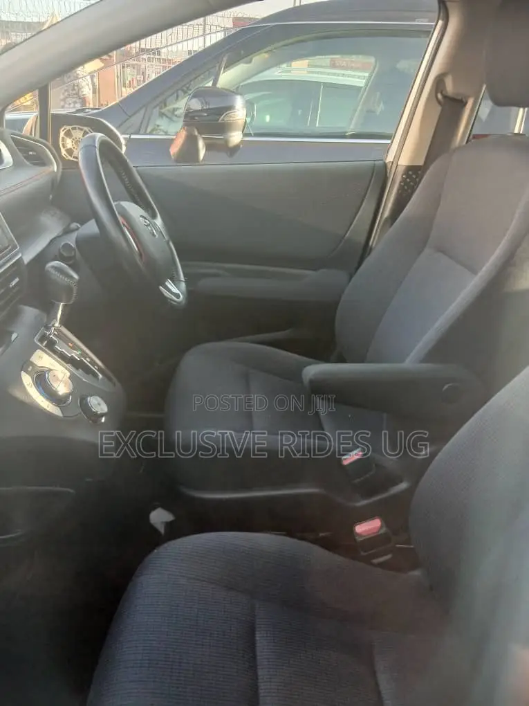 Toyota Sienta 1.5 Hybrid FWD (6-seater) 2016 Silver